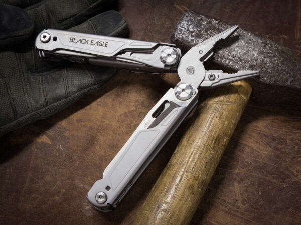 Black Eagle Yukon Mist Grey multitool met 16 functies en INOX behuizing sfeer