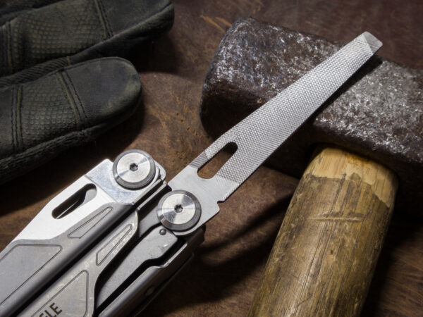 Black Eagle Yukon Mist Grey multitool met 16 functies en INOX behuizing sfeer 2