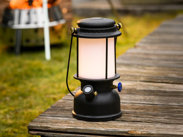Petromax LM500 LED lantaarn zwart met 500 lumen en powerbankfunctie hout