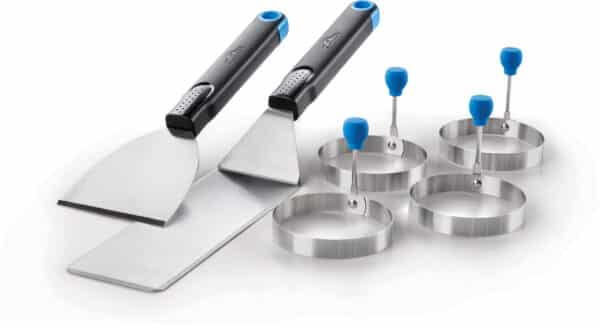 Napoleon Breakfast Kit met 2 spatels en 4 eierringen|Napoleon Breakfast Kit met 2 spatels en 4 eierringen op een bakplaat|