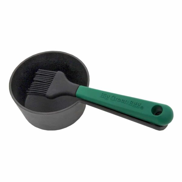 Gietijzeren sauspot met siliconen bakkwast van Big Green Egg.