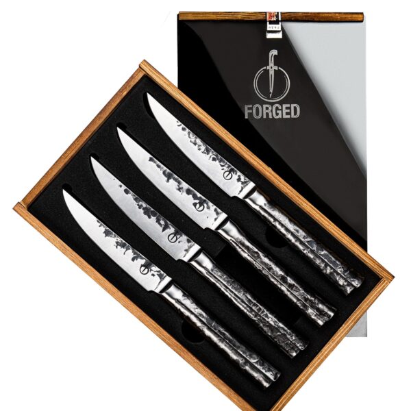 4 steakmessen uit de Forged Intense lijn.|||