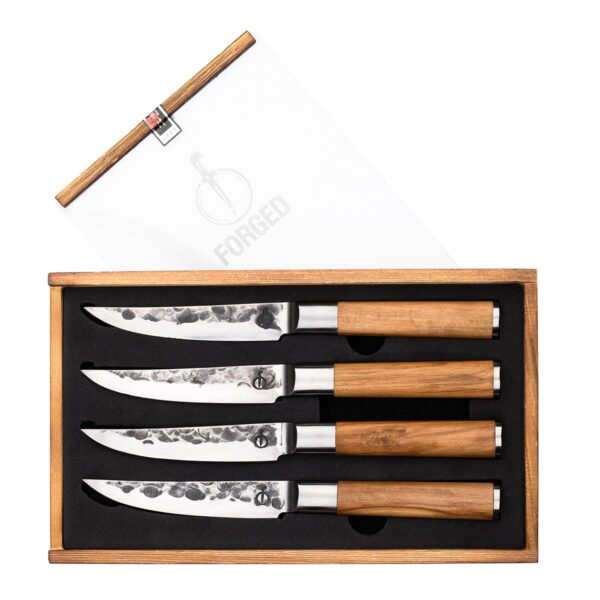 4 steakmessen uit de Forged IOlive lijn.||