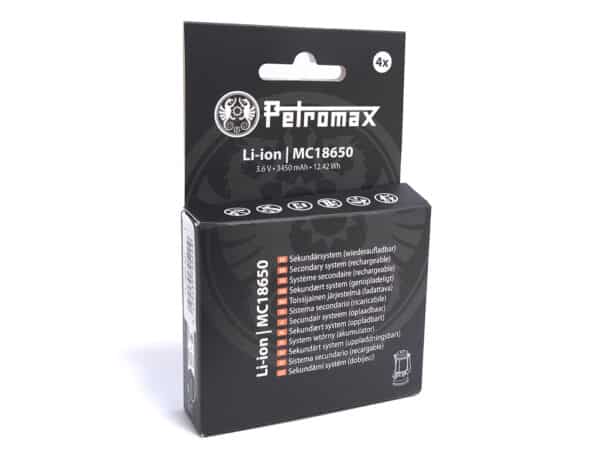 Set van 4 Petromax MC18650 batterijen met 3450 mAh capaciteit|Set van 4 Petromax MC18650 Li-ion batterijen met 3450 mAh capaciteit enkel|Petromax LM500 LED lantaarn zwart met 500 lumen en powerbankfunctie|Petromax LM500 LED lantaarn zwart met 500 lumen en powerbankfunctie in tuin