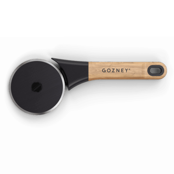 Gozney Pizza Cutter|Gozney Pizza Cutter zijkant|Gozney Pizza Cutter sfeer 1|Gozney Pizza Cutter Sfeer 2