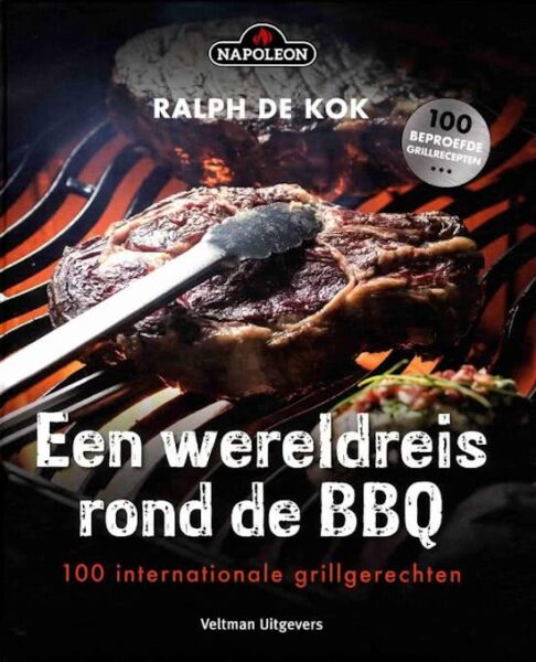 Omslag van het kookboek Een wereldreis rond de BBQ van Ralph de Kok met luxe hardcover en wereldkaartdesign.