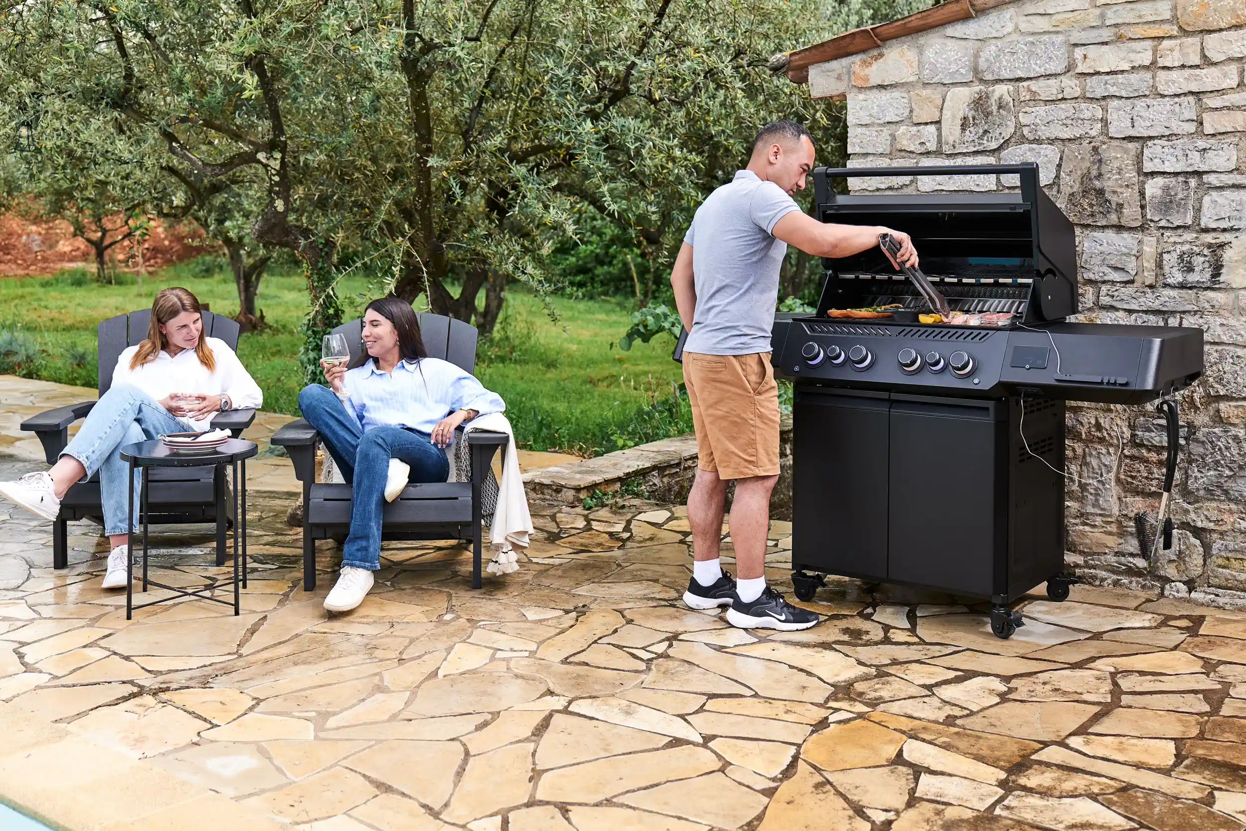 Napoleon Phantom Prestige 500 connected sfeer groep mensen