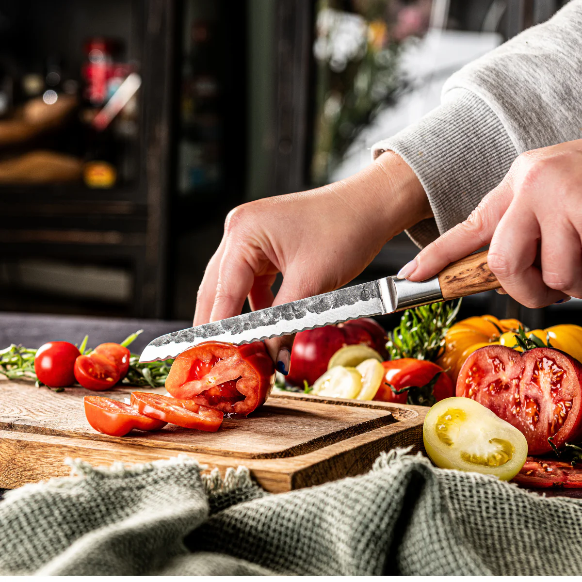 Forged Olive universeel mes gekarteld