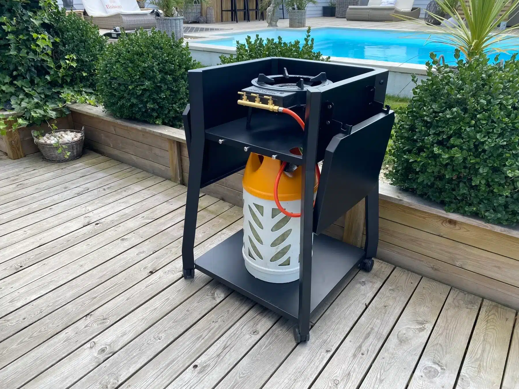 Hot Wok ComforTafel woktafel met windbescherming, zijtafels en wielen bij zwembad
