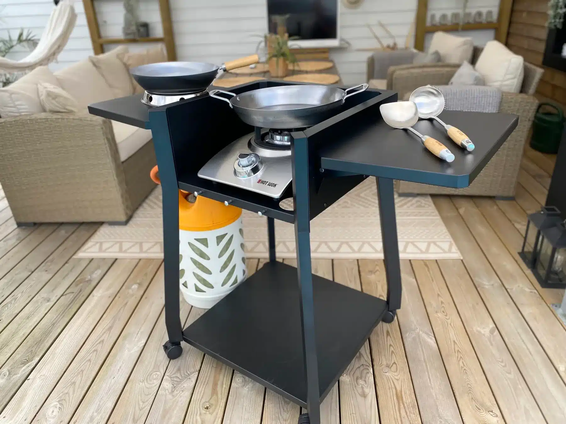 Hot Wok ComforTafel woktafel met windbescherming, zijtafels en wielen op terras