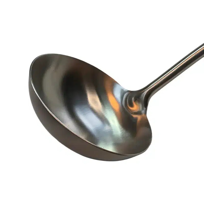 Hot Wok pollepel HW6011 roestvrij staal houten handvat close up