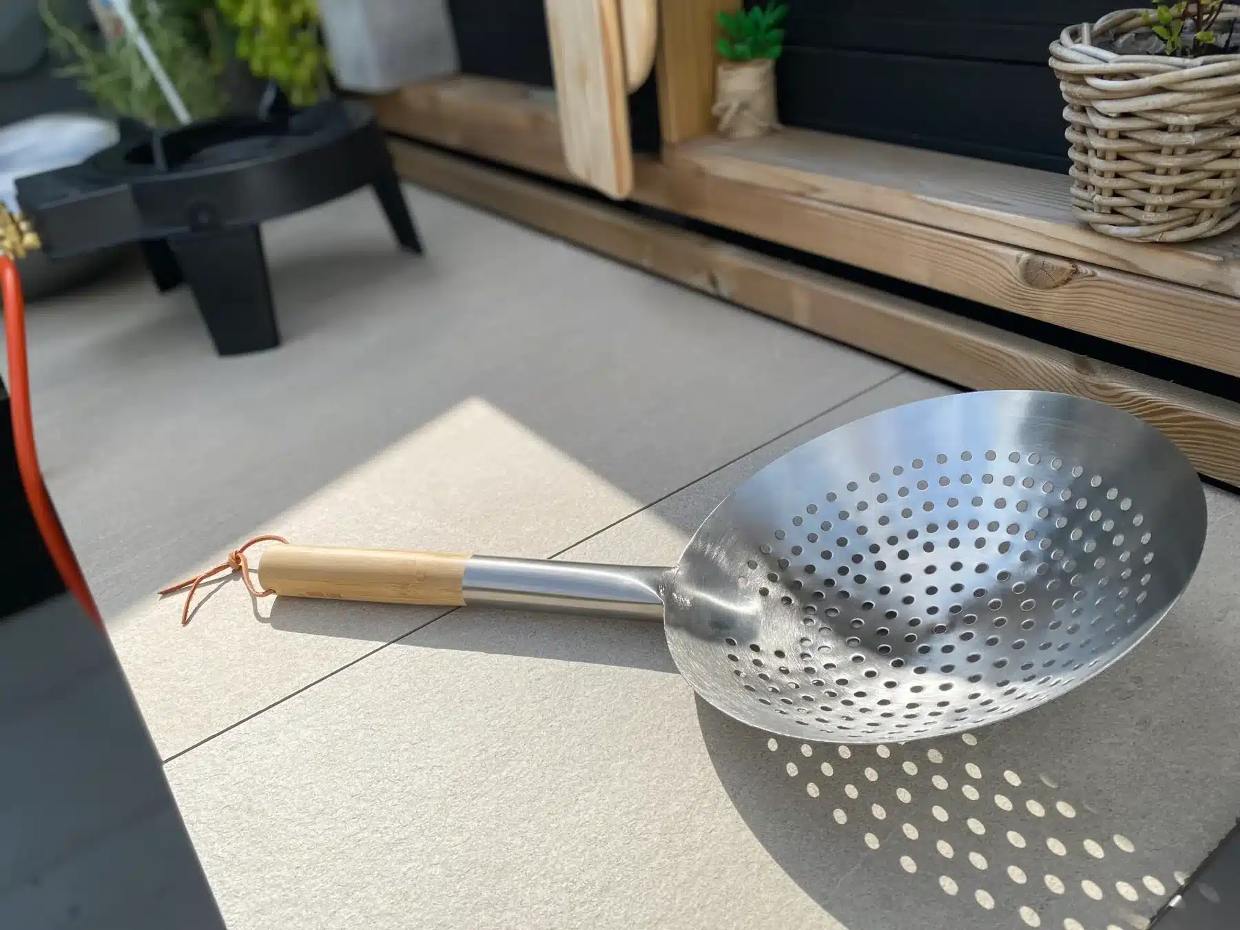 Hot Wok schuimspaan HW6012 RVS met houten handvat sfeer